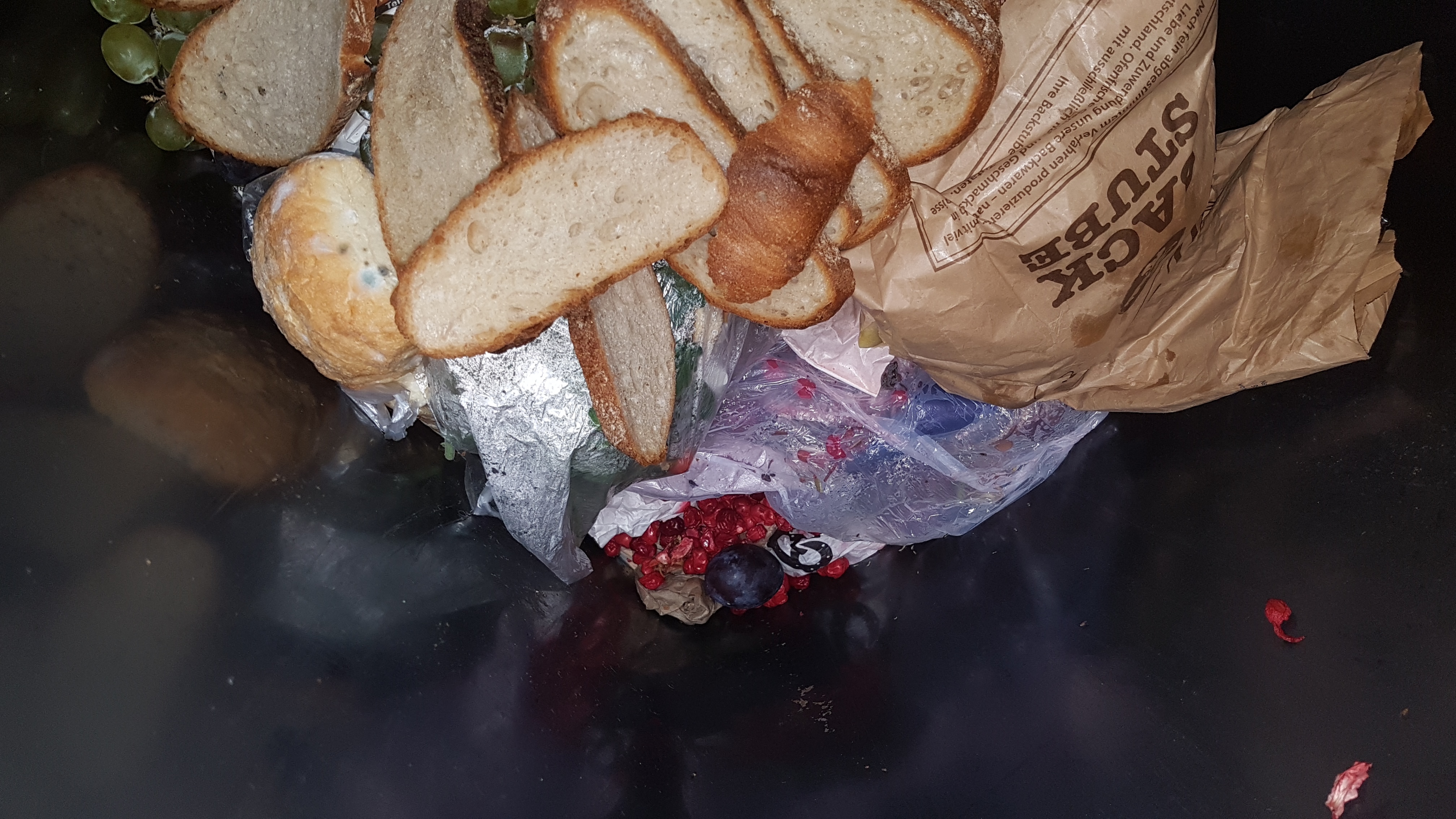 Plastiktüten gehören nicht in die Biotonne.      Bild: AWB Böblingen