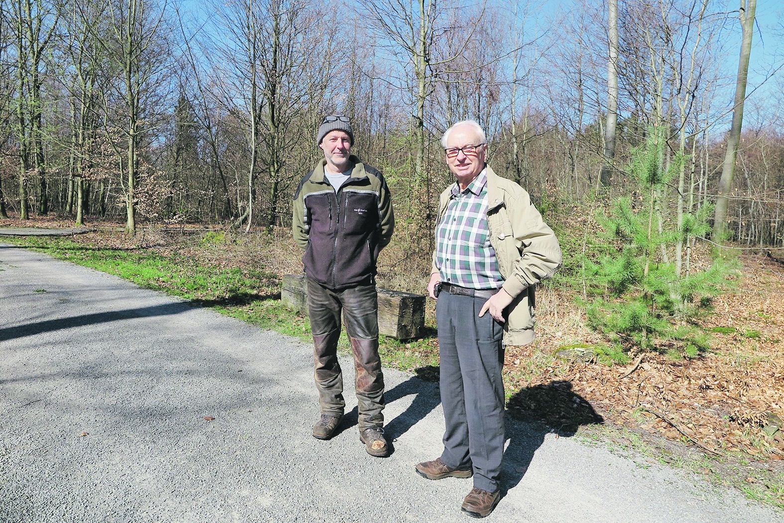 Revierförster Joachim König (links) und Ornithologe Eberhard Gabler. Bild: Groß