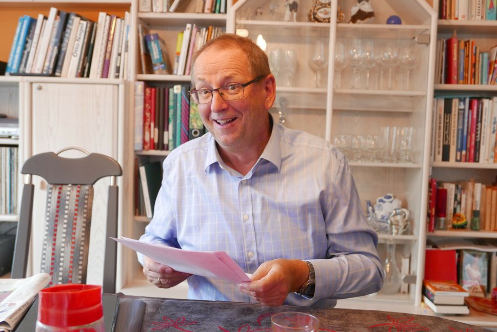 Vorbereitung für die nächste Veranstaltung: Richard Pitterle möchte viele Stimmen für die Linke sammeln. Bild: Jung