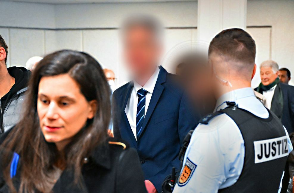 Der Angeklagte (Mitte), der inzwischen suspendierte Inspekteur der Polizei, mit seiner Anwältin im Gerichtssaal.