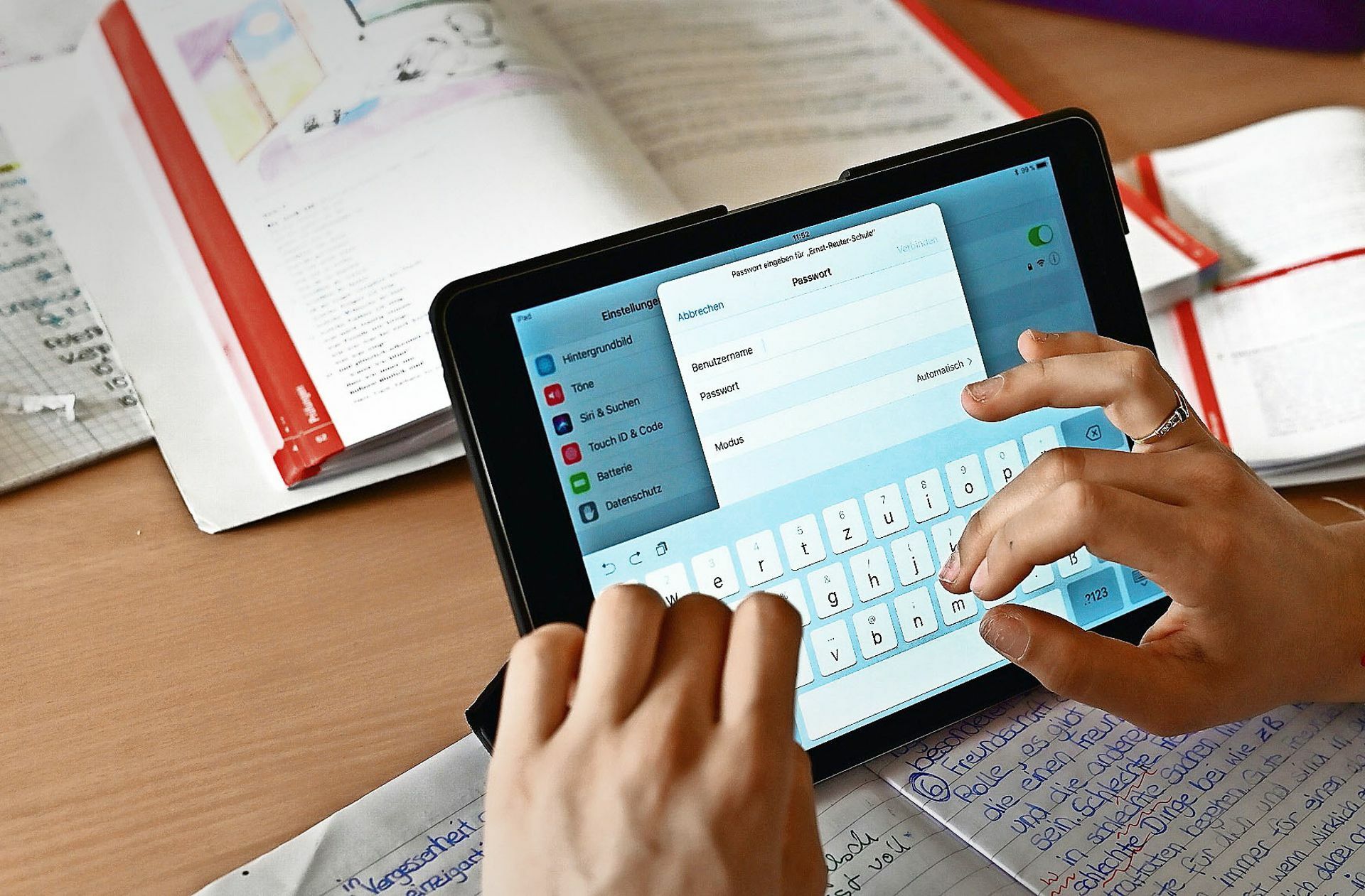 Beim Tablet-Einsatz in der Schule muss der Datenschutz gewährleistet sein.  Probleme mit Software von Microsoft sorgen  immer wieder für Ärger.