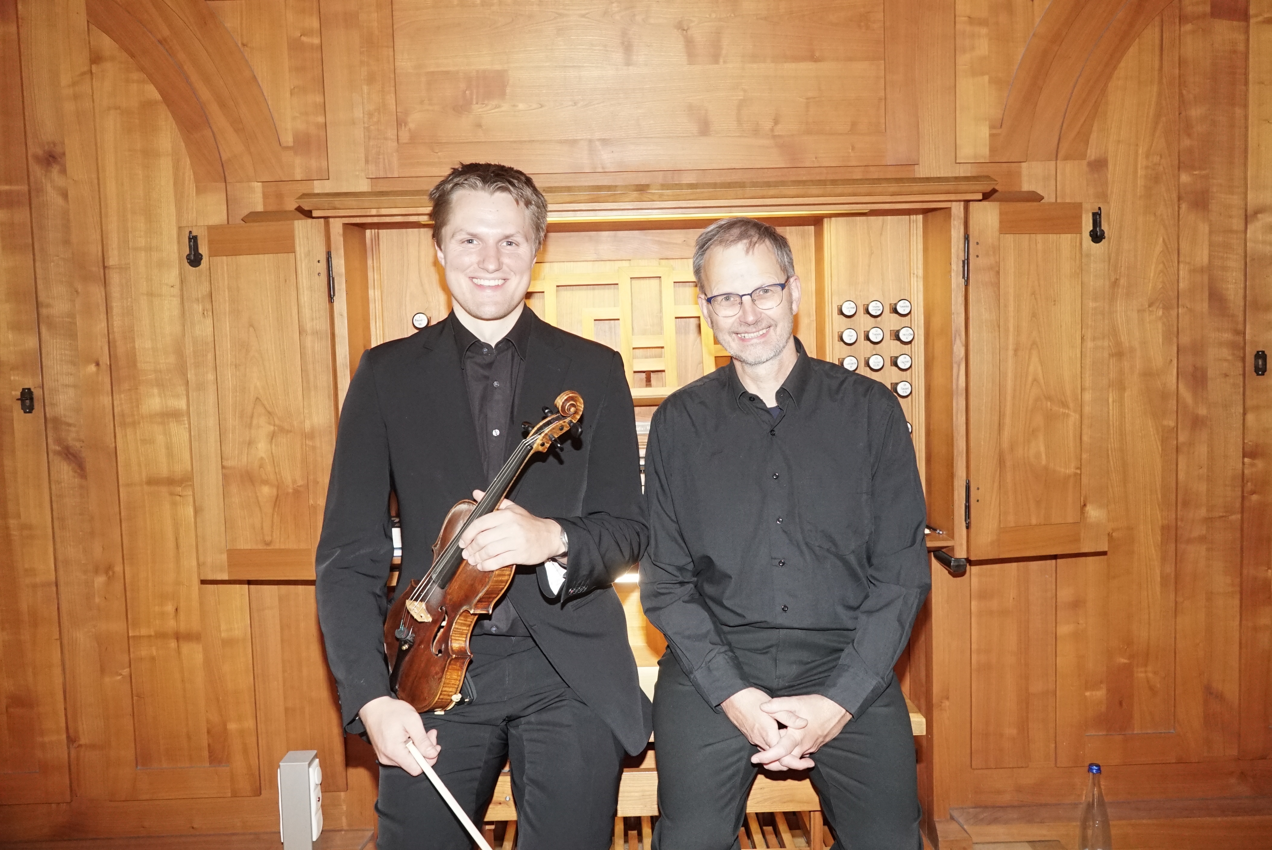Die Violine im Marschgepäck hatte Joachim Schönball beim gemeinsamen Orgelwanderkonzert mit Eckhart Böhm. Bild: Heiden
