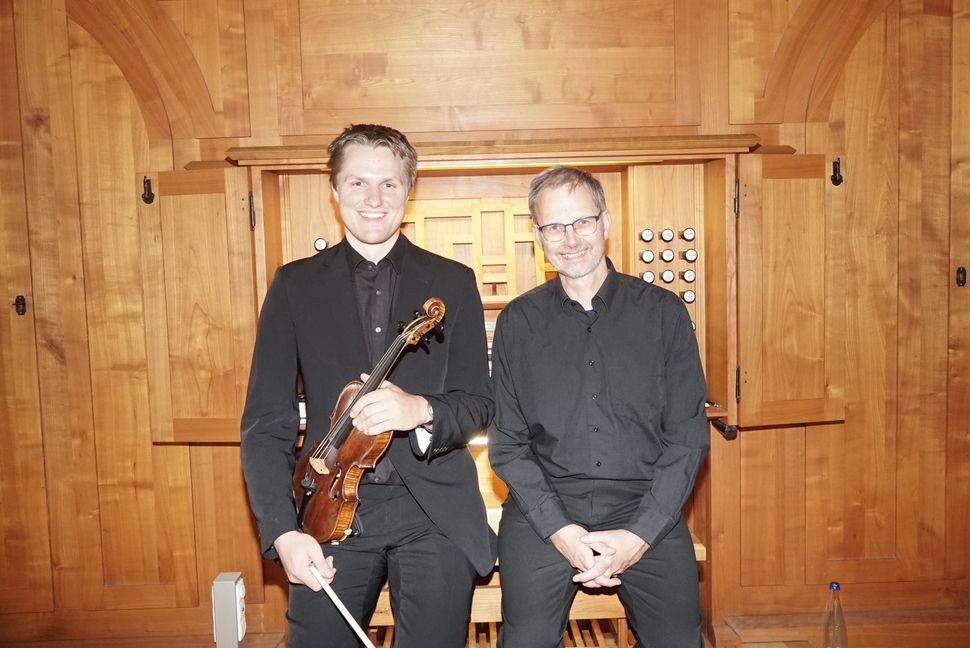 Die Violine im Marschgepäck hatte Joachim Schönball beim gemeinsamen Orgelwanderkonzert mit Eckhart Böhm. Bild: Heiden