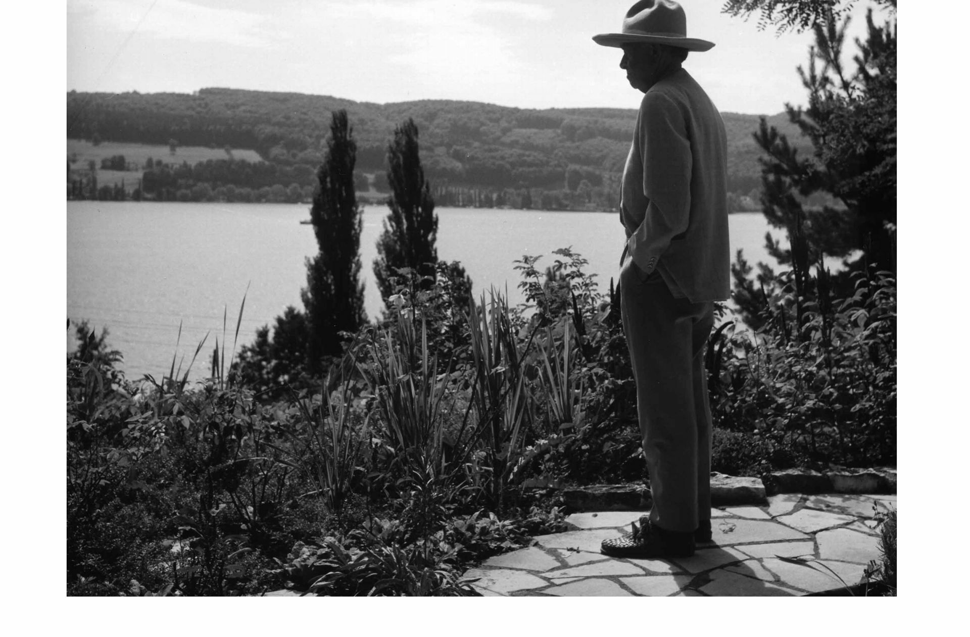 Dix widmete sich jedoch  in seinen Arbeiten zunehmend der Landschaft am Bodensee. Dennoch blieb er kritisch: „Ein schönes Paradies. Zum Kotzen schön. Ich müsste in die Großstadt! Ich stehe vor der Landschaft wie eine Kuh.“