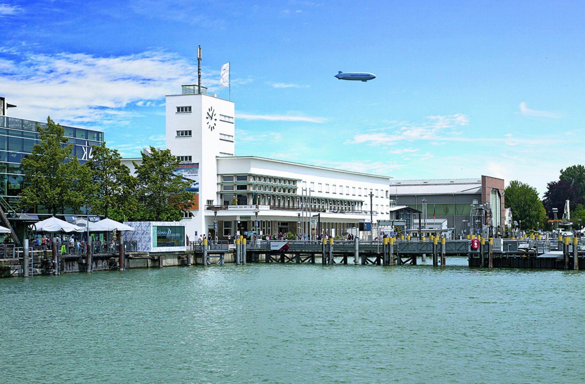 Schon wenn man in den Hafen einfährt, sticht einem der Hafenbahnhof, der 1996 zum Zeppelin Museum umgewidmet wurde, ins Auge. Diesen Bau hat der  Stuttgarter Baurat Karl Hagenmayer konzipiert. Der weiße Koloss direkt am Seeufer, der in seiner Behäbigkeit dennoch seltsam filigran ist, ist ein Beispiel für die Baukultur der Neuen Sachlichkeit.