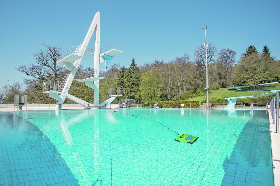 Blauer Himmel, blaues Wasser – im Sindelfinger Badezentrum sind die Vorbereitungen für die neue Freibad-Saison fast abgeschlossen. Ab 1. Mai kann man ins kühle Nass eintauchen.  Bilder: Fotoknobi