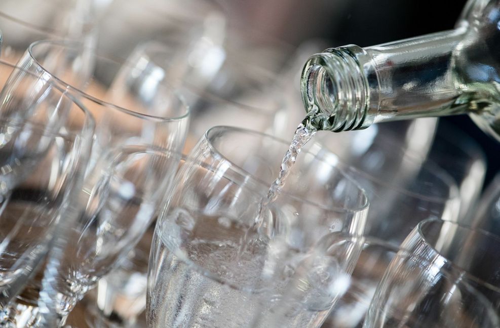 Erwachsene sollten rund 1,5 Liter Wasser am Tag trinken – das empfiehlt die Deutsche Gesellschaft für Ernährung.
 Foto: dpa/Matthias Balk