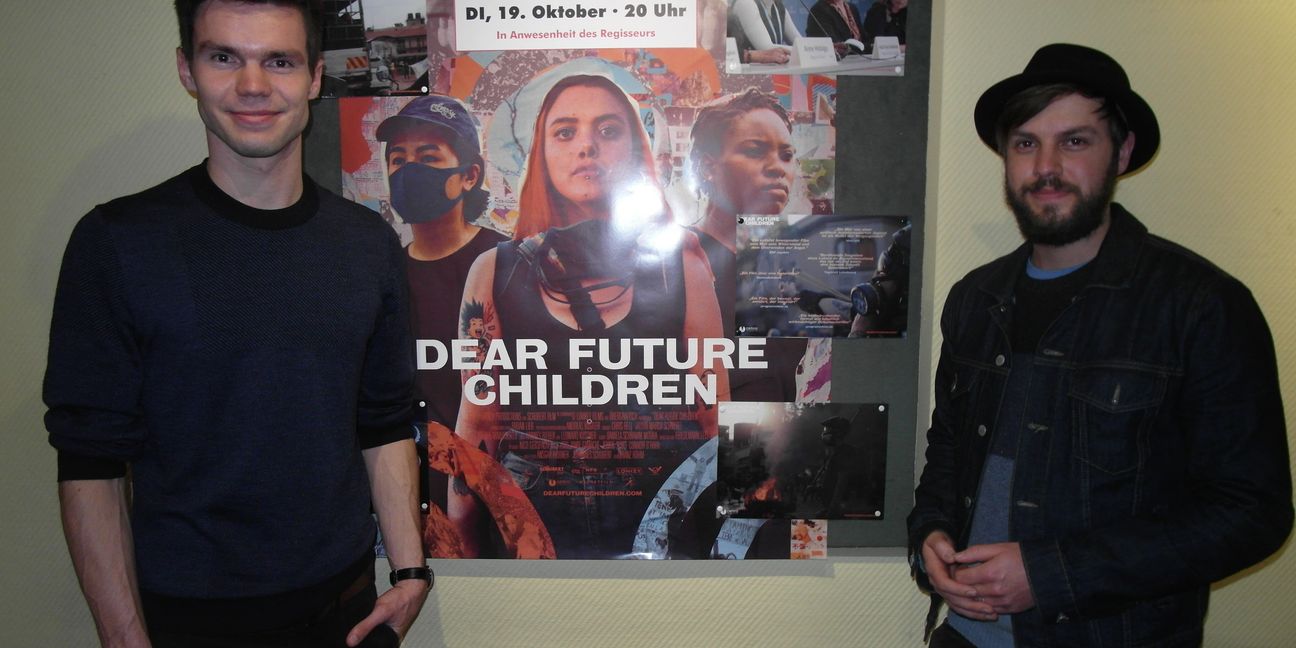 Im Böblinger Filmzentrum Bären haben Regisseur Franz Böhn (links) und Kameramann Friedemann Leis (rechts) den Film "Dear Future Children" präsentiert, der den politischen Kampf von Aktivistinnen in Hongkong, Chile und Uganda dokumentiert.  Bild: Staber