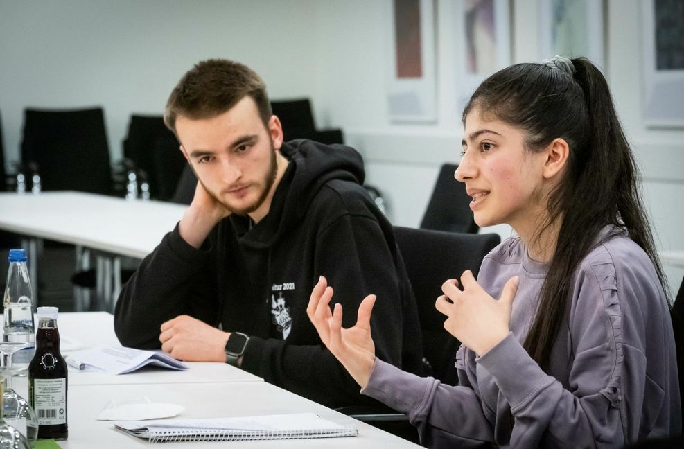 Amir  und Heza fordern Tablets statt Schulbücher.
 Foto: &nbsp;