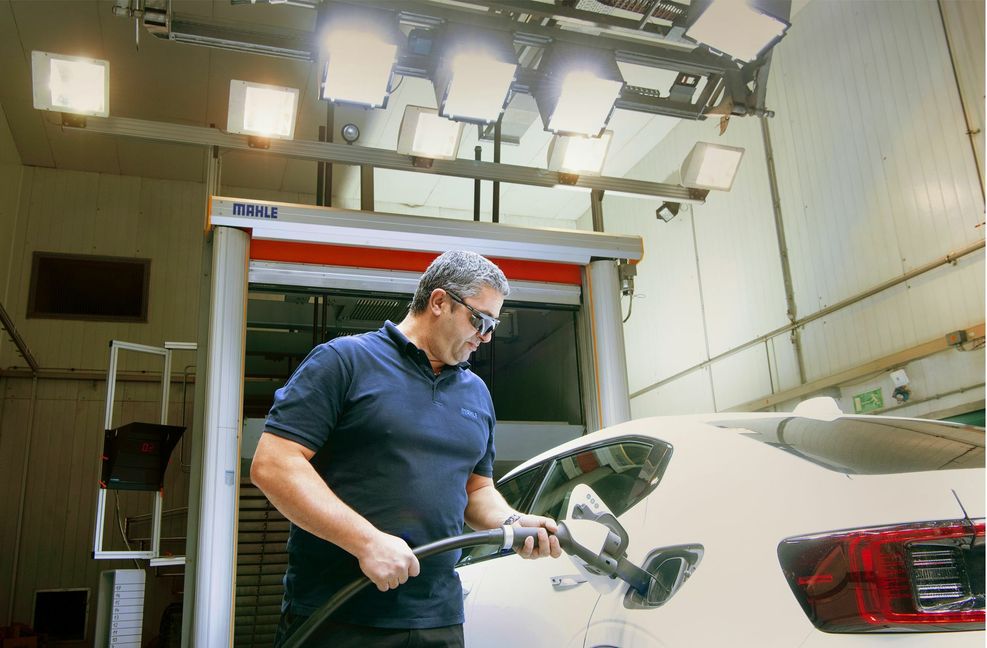 Im sogenannten Klimawindkanal von Mahle  werden auch die Komponenten des Thermomanagements für  die Batterien von  E-Autos getestet.