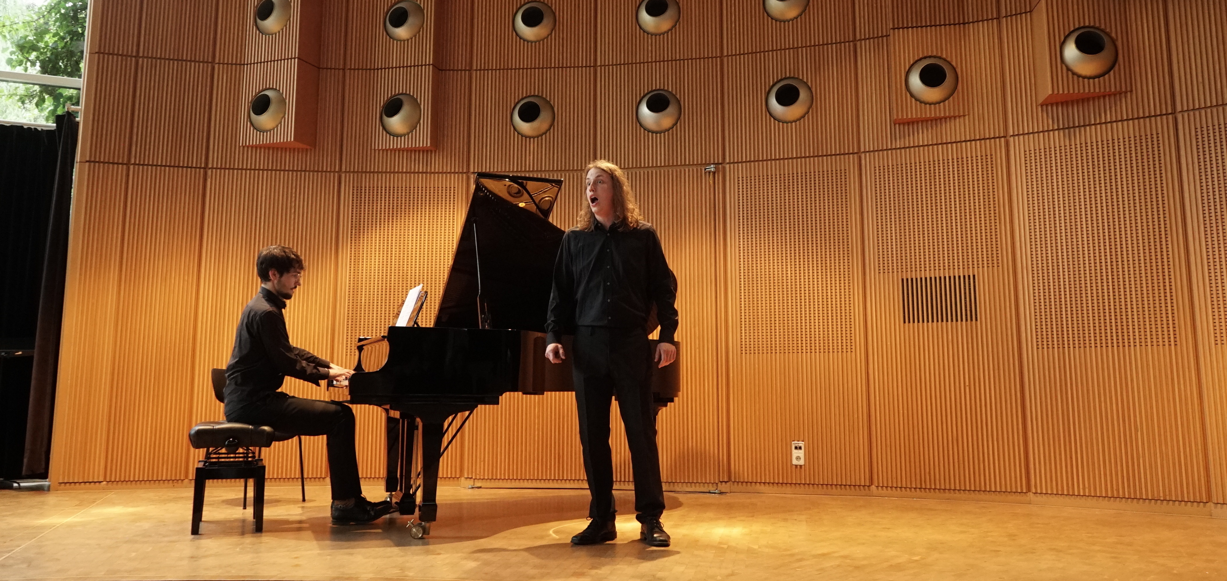 Pianist Jonathan Hanke und Bariton Hans Porten bei ihrem Auftritt beim Meisterkurs-Liedabend im Odeon der Sindelfinger Schule für Musik, Thetaer und Tanz (SMTT).     Bild Heiden