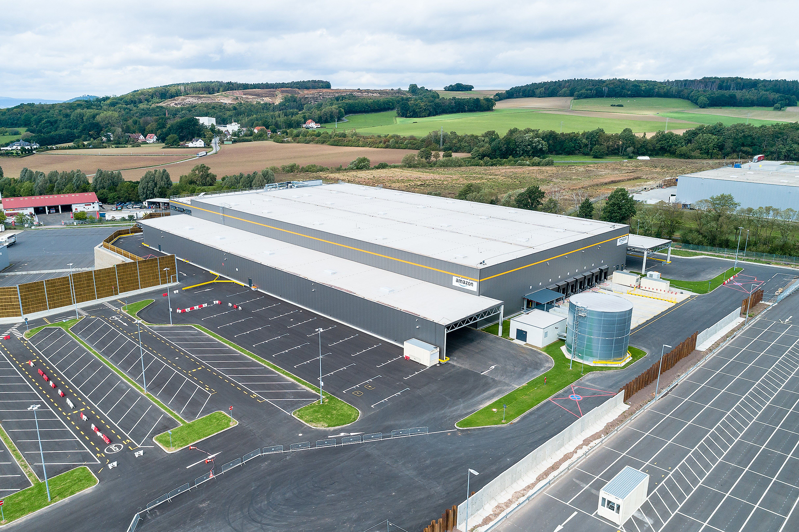 So sieht das Amazon-Verteilzentrum in Knüllwald bei Kassel aus.  Bild: Amazon