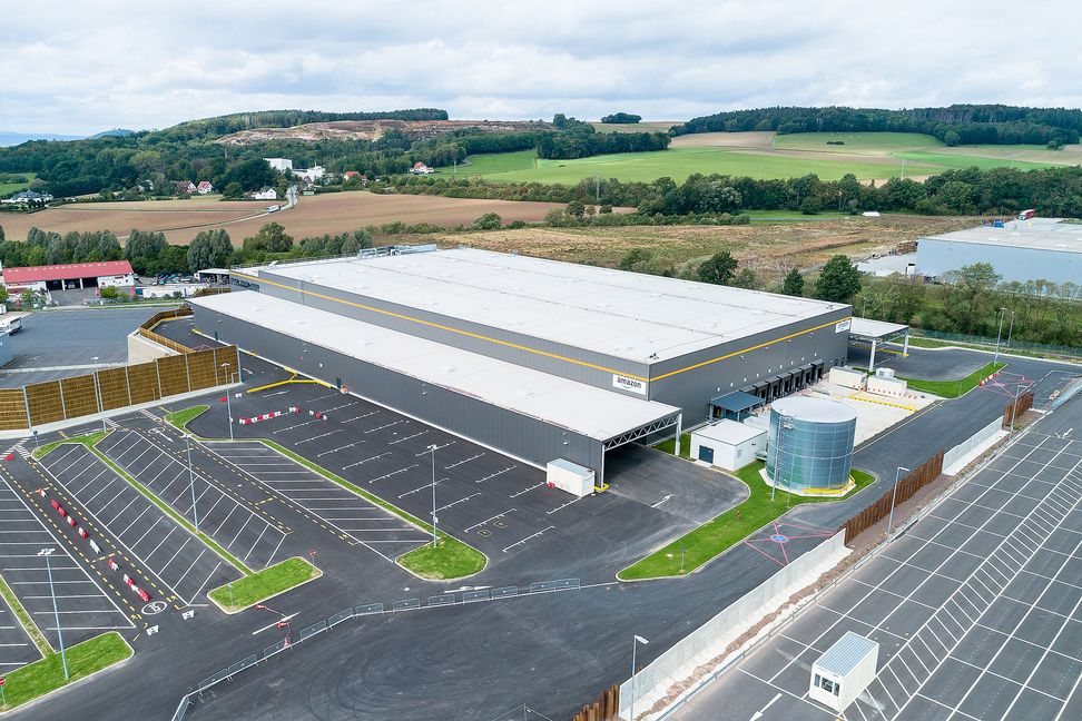 So sieht das Amazon-Verteilzentrum in Knüllwald bei Kassel aus.  Bild: Amazon