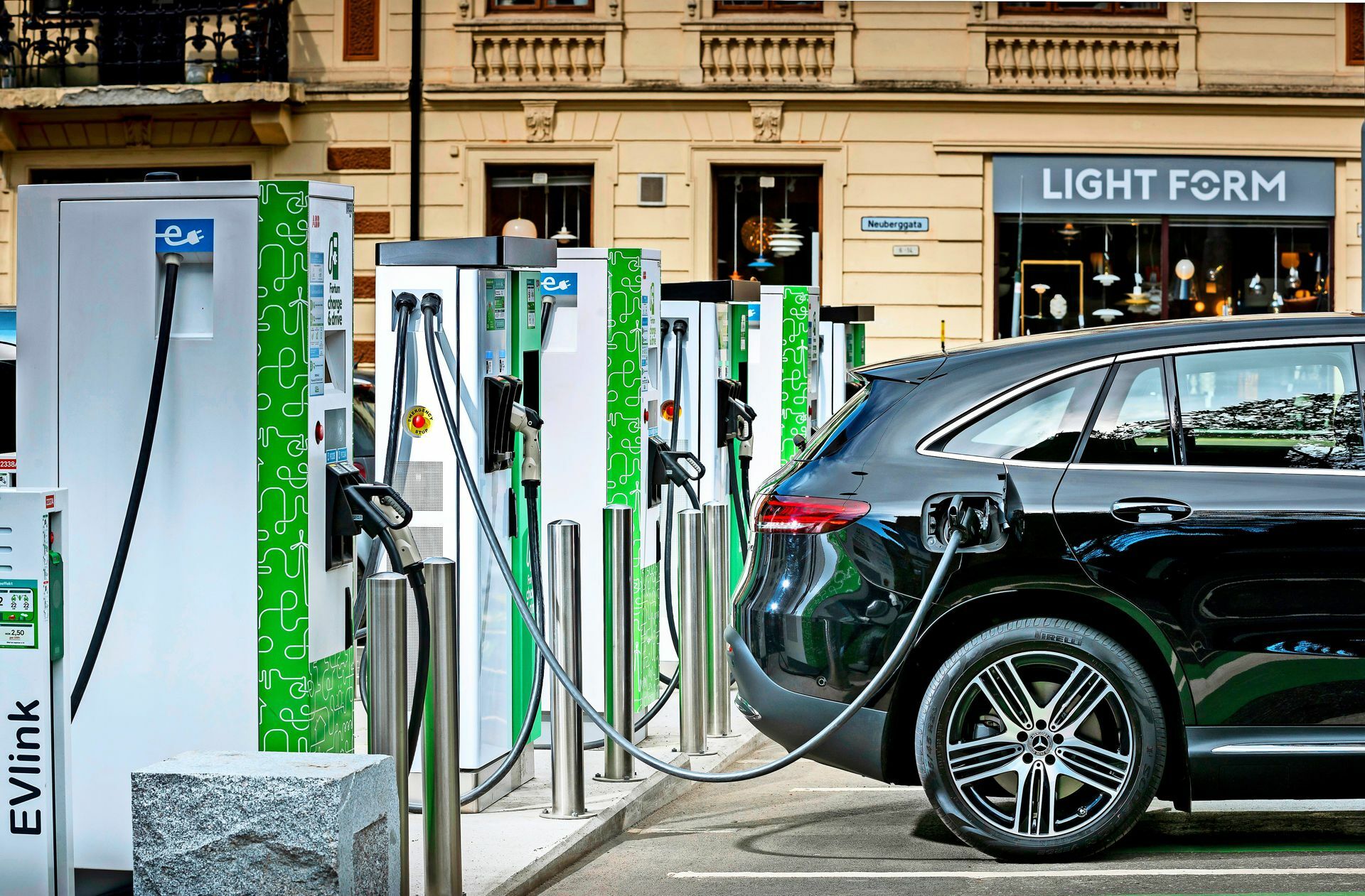 Durch den  E-Auto-Boom gelang es Mercedes-Benz nach eigenen Angaben, die europäischen CO2-Ziele für das Jahr 2020 zu unterschreiten. Foto: Daimler AG