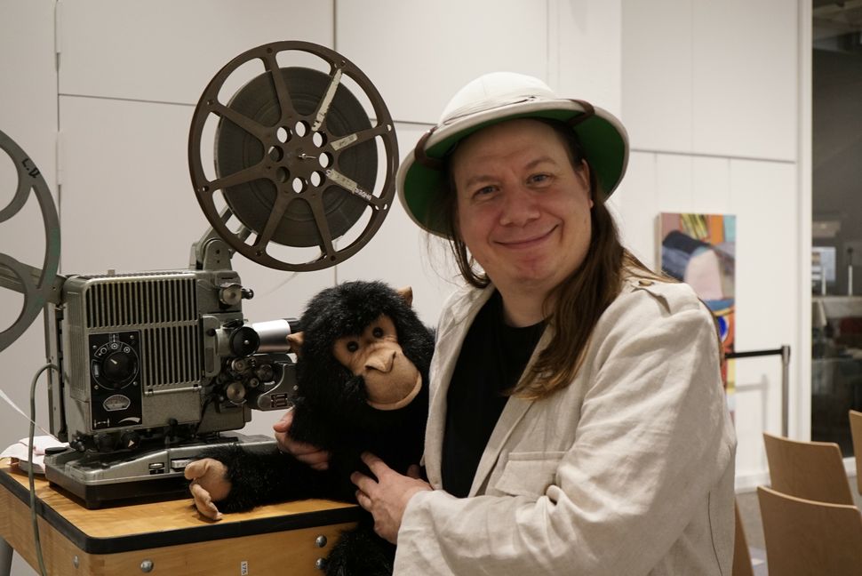 Ralph Turnheim in Dschungelkluft samt Stoff-Schimpanse.  Bild: Heiden