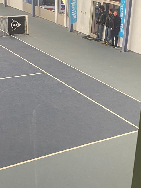 Boris Becker (rechts) mit seinen Söhnen in der Tennishalle in Leimen. Bild: z