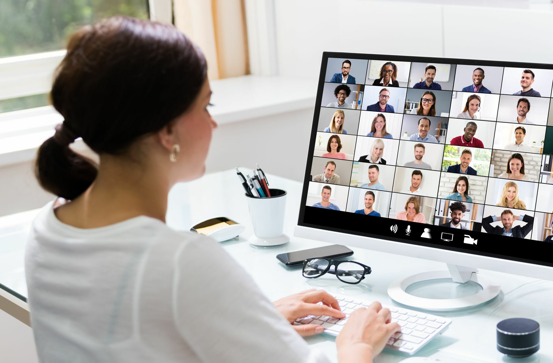 Die Videokonferenzen sind in Zeiten von Homeoffice nicht mehr wegzudenken. 
Bild: Adobe Stock/Andrey Popov