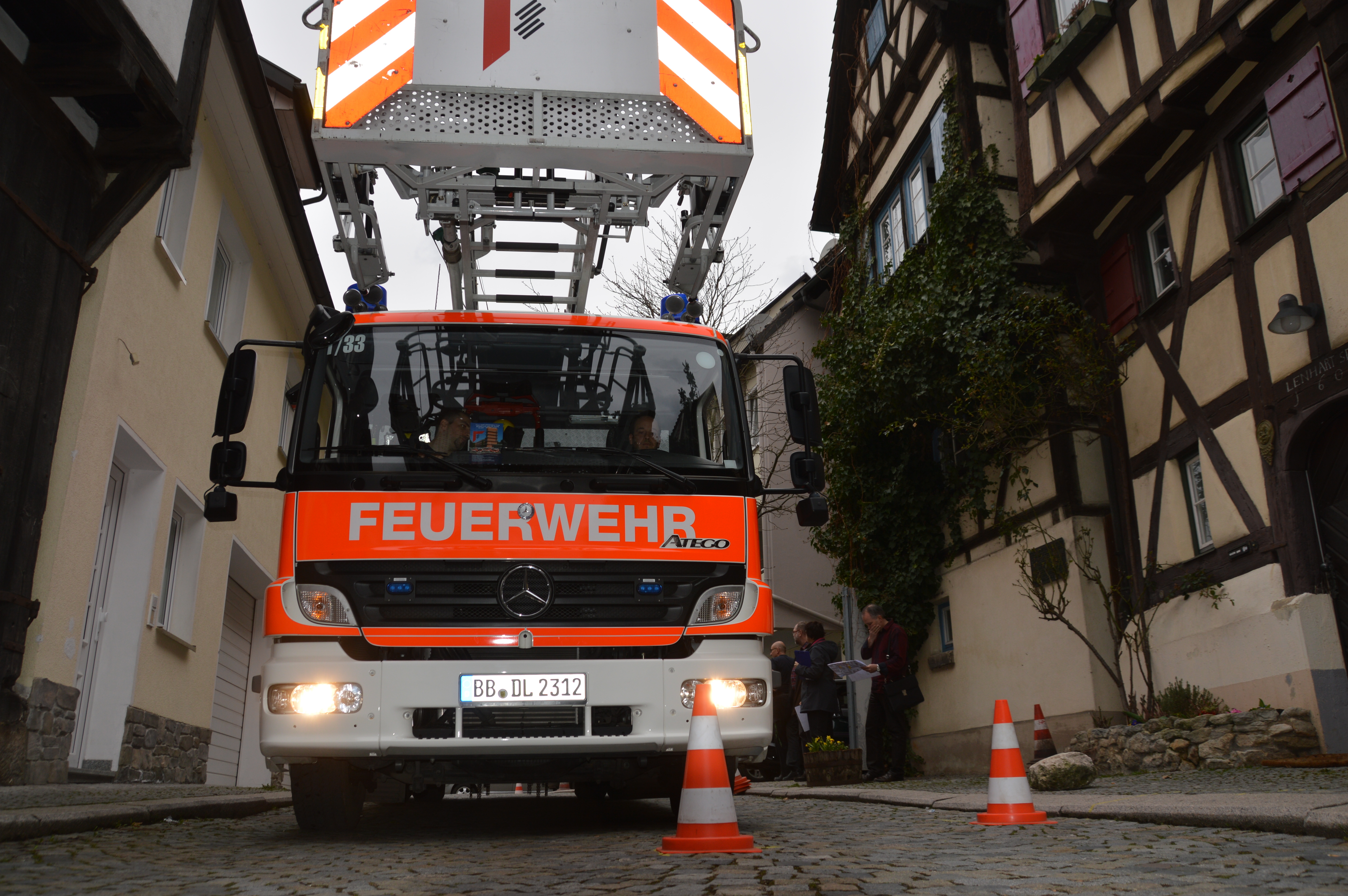 So wie hier bei der Testfahrt vor dem Handwerkermarkt 2016 fährt auch am Freitag Nachmittag die Feuerwehr durch die Altstadtgassen. Damit will sie sicher stellen, dass sie im Ernstfall während des Straßenfests um die Stände herumkommen würde (Bild: Wegner/A)
