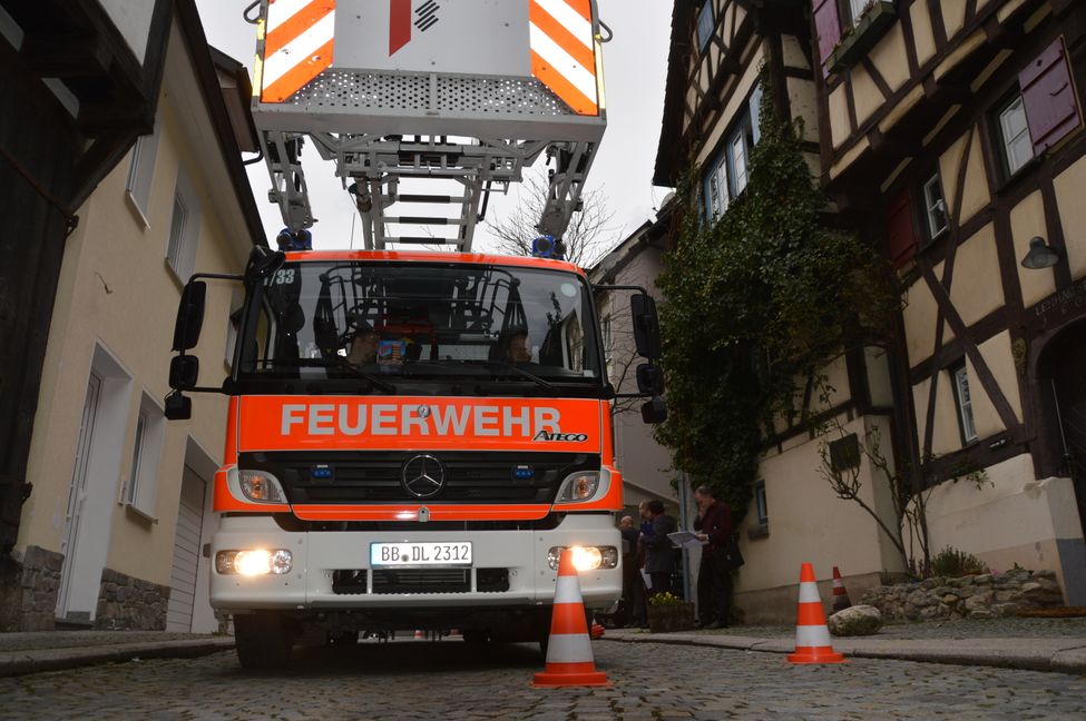 So wie hier bei der Testfahrt vor dem Handwerkermarkt 2016 fährt auch am Freitag Nachmittag die Feuerwehr durch die Altstadtgassen. Damit will sie sicher stellen, dass sie im Ernstfall während des Straßenfests um die Stände herumkommen würde (Bild: Wegner/A)