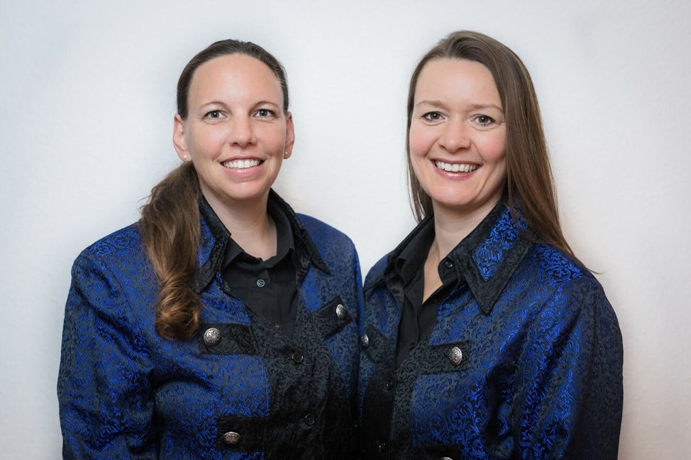 Im Vorstand von Blau-Weiss: Daniela Frommer und Jasmin Frommer (von links nach rechts). Bild: z