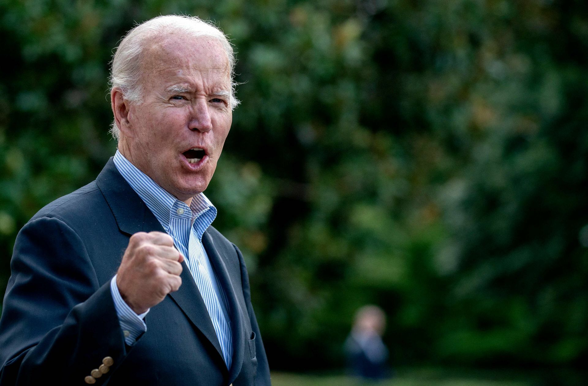Weniger reden, kräftig anpacken – das zahlt sich für Biden aus.
