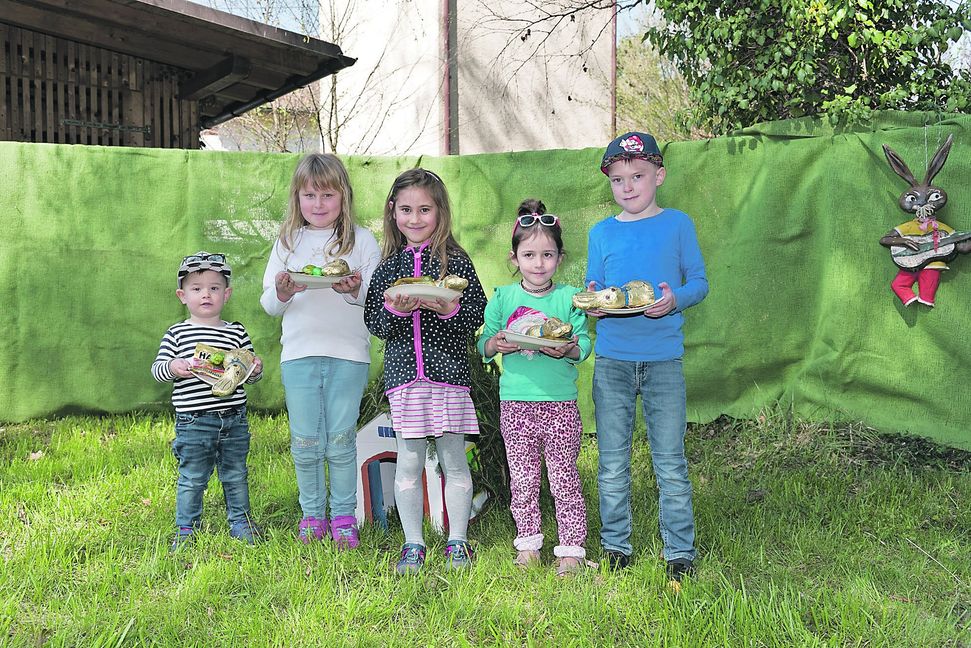 Der frühe Vogel fängt den Wurm: Luis, Amelie, Caroline, Carlotta und Lucas waren mit bei den Ersten, die im Kleintierzüchtergarten ihr Osternestle suchten. Bild: Nüßle