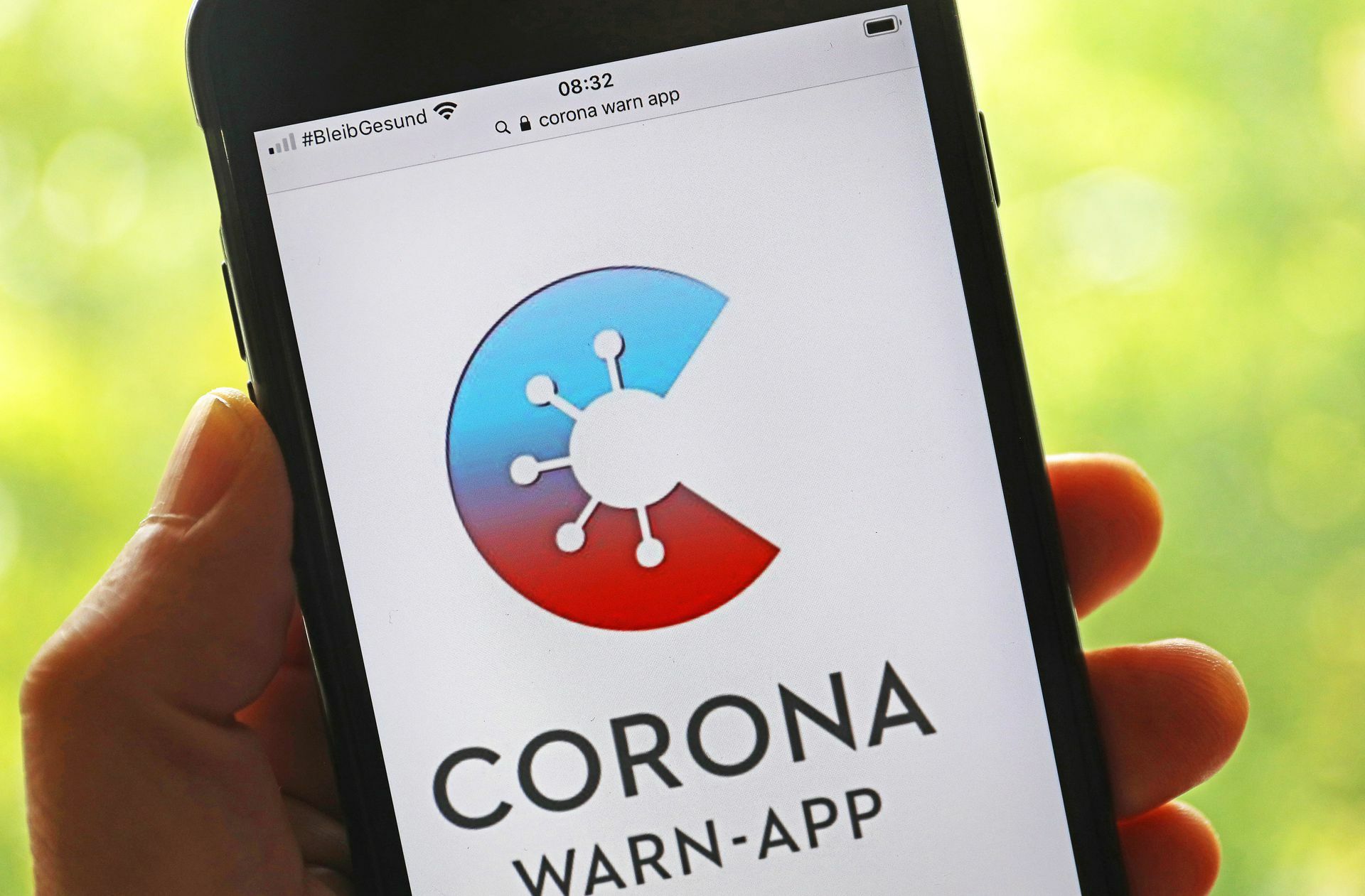 Bislang wurde die Corona-Warn-App schon über 28 Millionen mal heruntergeladen.
 Foto: dpa/Oliver Berg