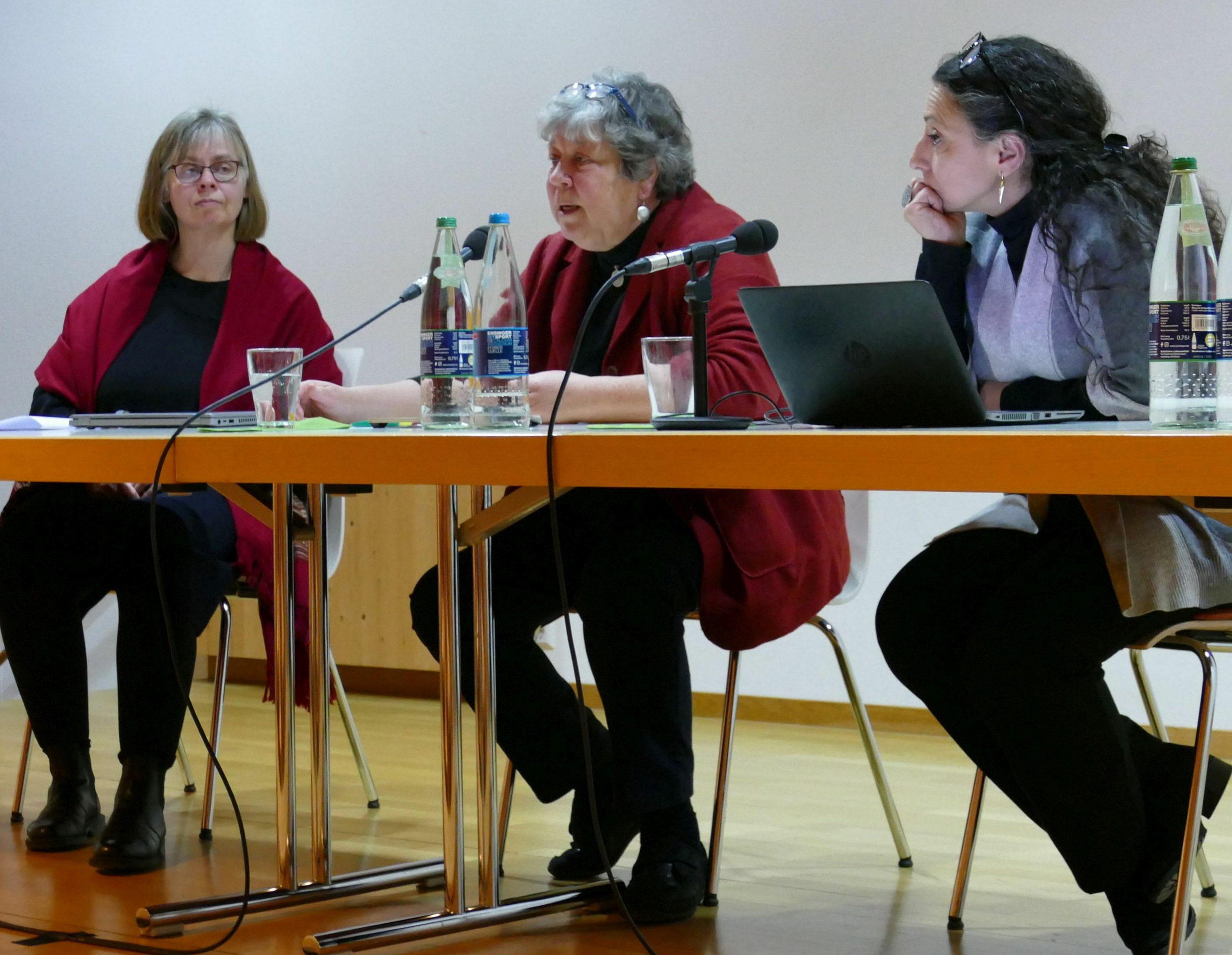 Auf unserem Foto (von links): Beisitzerin Dr. Heidemarie Winkel, Soziologie-Professerin in Bielefeld, Vorsitzende Prof. em. Ulrike Bechmann und Dr. Viola Raheb bei der Podiumsdiskussion zum Thema des Weltgebetstags der Frauen im vollbesetzten Laurentius-Gemeindehaus in Maichingen.    Bild: Lück