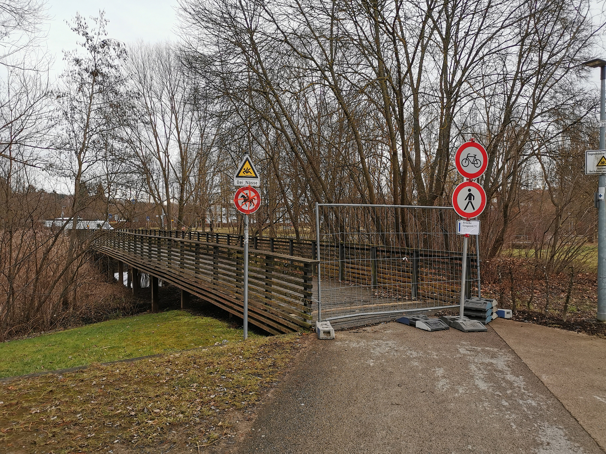 Die Brücke im Stadtpark ist gesperrt: