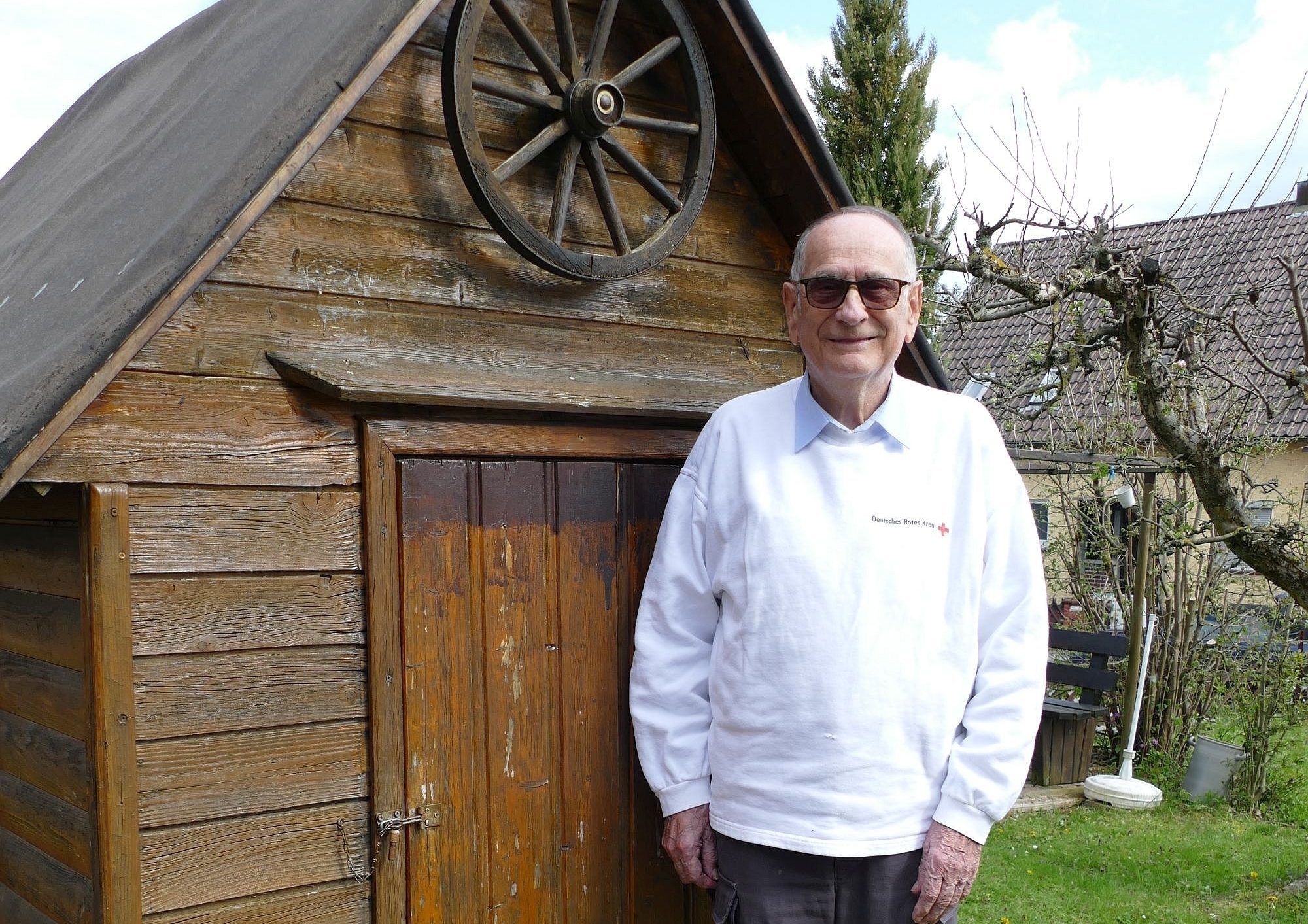 Herbert Berner vor seinen selbst gebauten Gartenhäuschen.       Bild: Lück