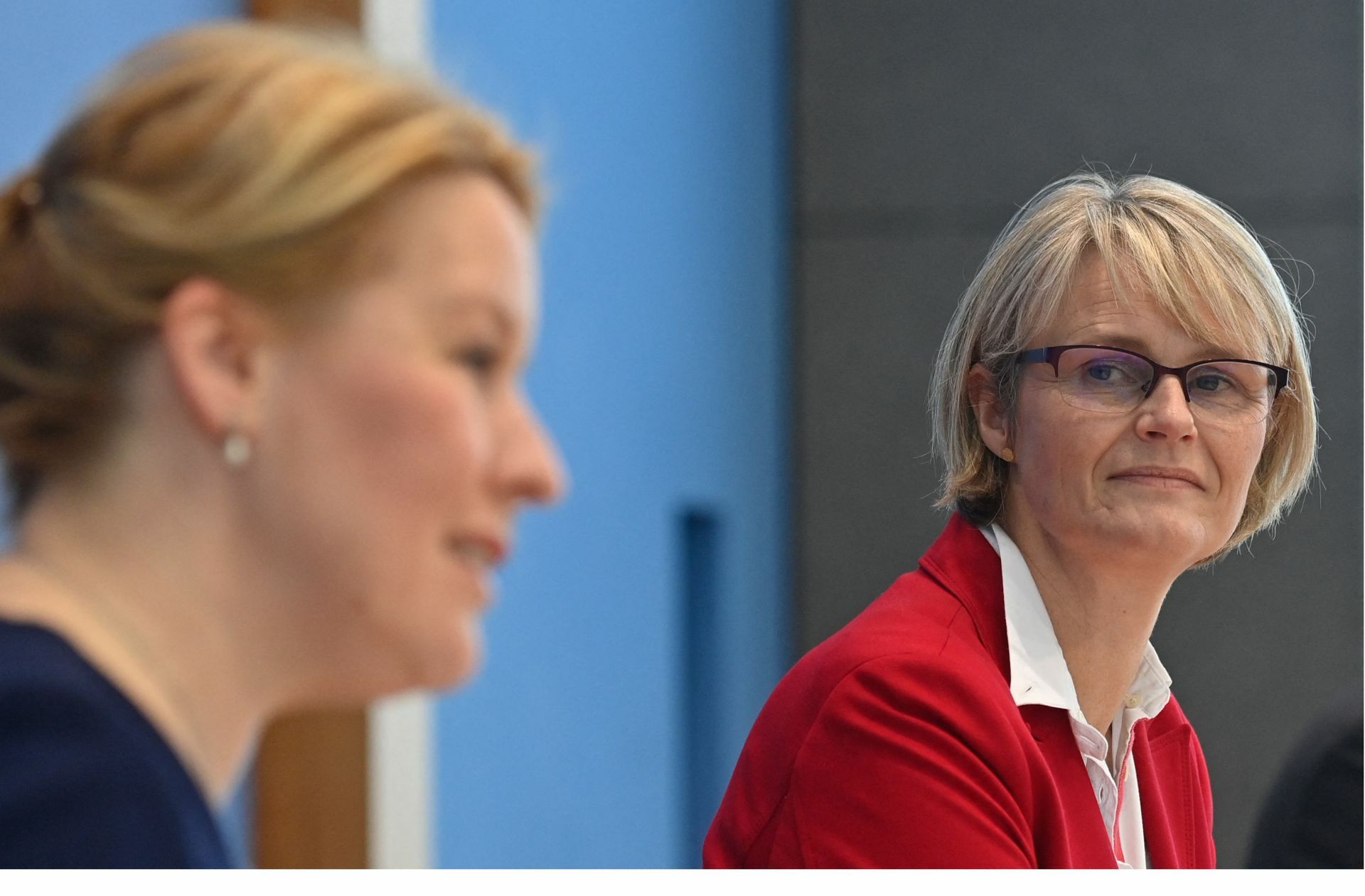Familienministerin Franziska Giffey (links) und ihre für Bildung zuständige Kabinettskollegin Anja Karlizek haben am Mittwoch ein Hilfsprogramm für Kinder und Jugendliche vorgestellt. Foto: AFP/John MacDougall