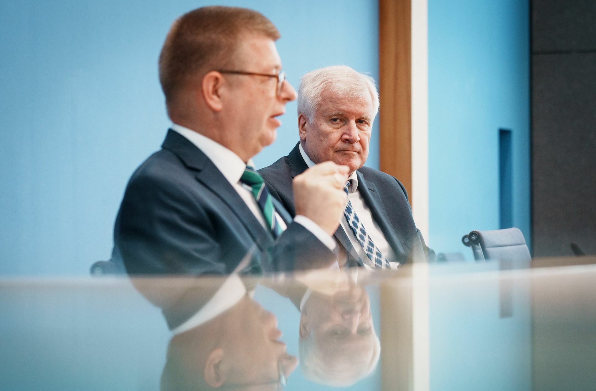 Die wachsende Gewaltbereitschaft von Extremisten halten Verfassungsschutzpräsident Thomas Haldenwang (links) und Innenminister Horst Seehofer  für besorgniserregend.
 Foto: dpa/Kay Nietfeld