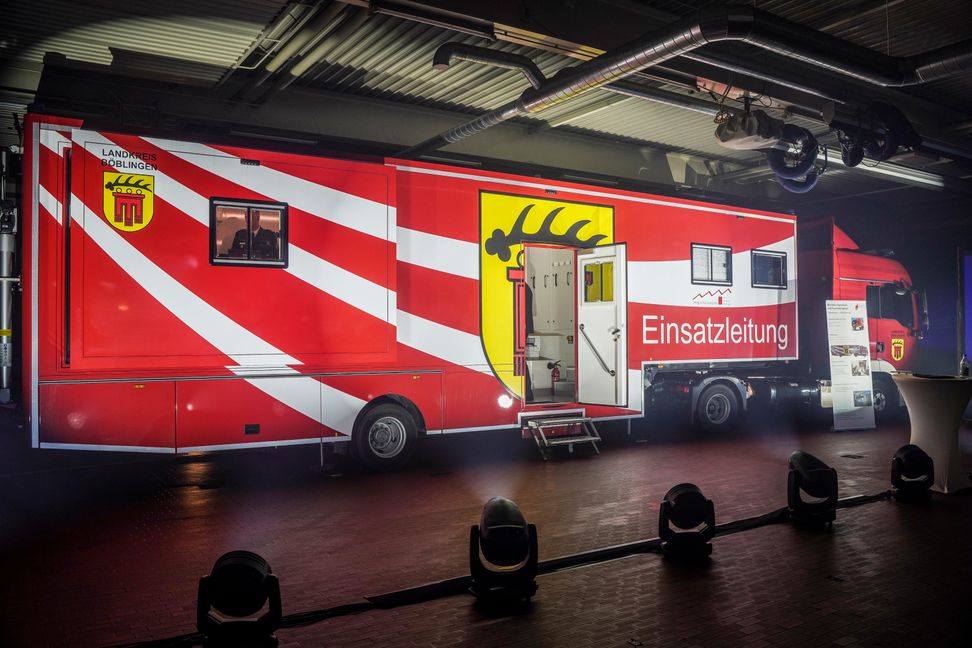 Das größte der neuen Fahrzeuge, der neue Einsatzleitwagen 2 (ELW2), ist das Erste seiner Art bundesweit und insofern ein Pilotfahrzeug im Landkreis Böblingen.   Bild: Dettenmeyer