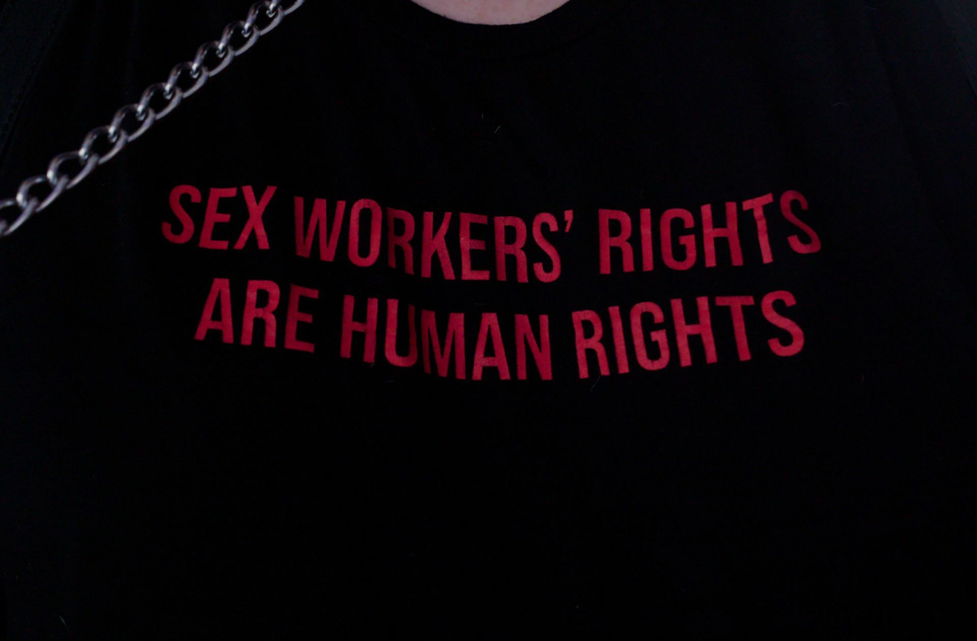 T-Shirt-Statement, das auch die Festivalmacherin unterstreicht. Szene aus „Sexual Healing“ zu sehen in der Rubrik „Make Me Pay“.