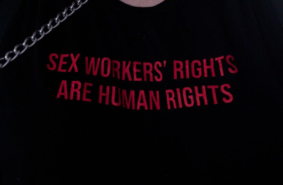 T-Shirt-Statement, das auch die Festivalmacherin unterstreicht. Szene aus „Sexual Healing“ zu sehen in der Rubrik „Make Me Pay“.