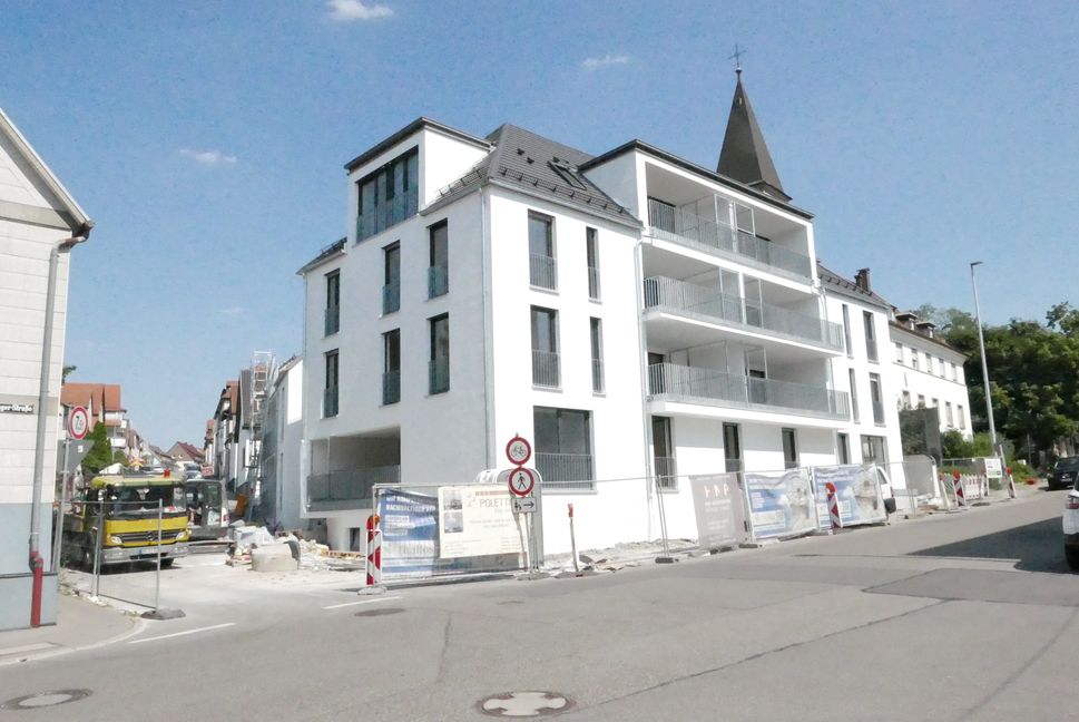 Seit rund eineinhalb Jahren ist die Einmündung der Hüttentalstraße in die Sindelfinger Straße wegen eines privaten Bauprojekt gesperrt. Im Frühjahr hieß es, die Sperrung werde im April aufgehoben. Bild: Jung
