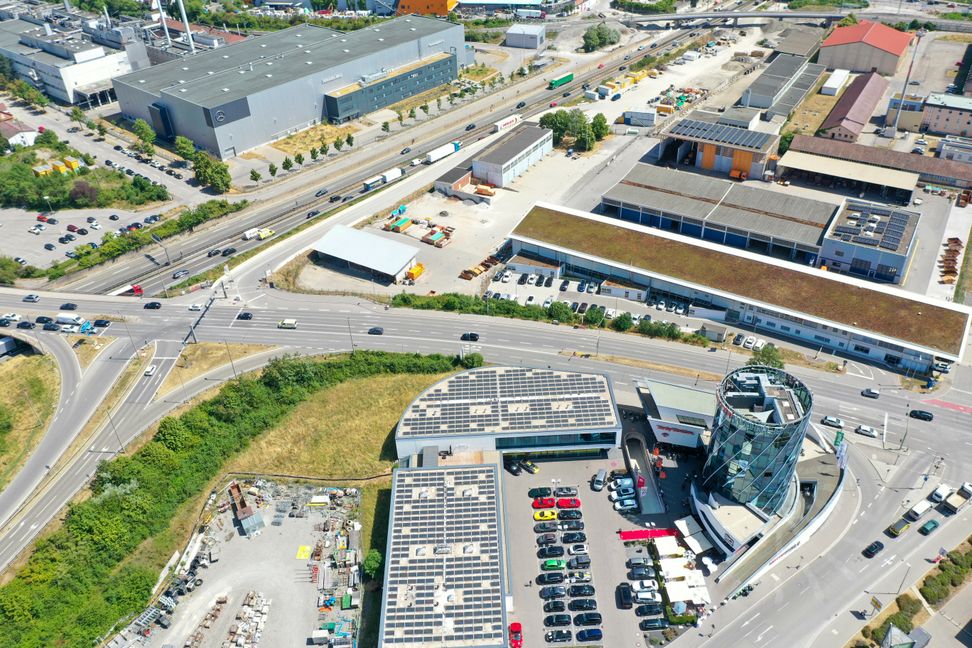 Der Kreuzungsbereich zwischen Tower 66 und Bauhof wird im Zuge des A 81-Ausbaus und mit dem Anschluss der Querspange, die entlang der Autobahn vom Thermalbad direkt aufs Flugfeld führt, stark vergrößert und so gestaltet, dass die Flugfeld-Allee künftig nicht mehr rechts am Tower 66 verläuft, sondern links, wo sich heute noch die A 81-Ausfahrt befindet. Gesucht wird eine Lösung, die auch Fußgängern und Radfahrern eine optimale Verbindung zwischen Böblingen und Sindelfingen ermöglicht.  Bild: Dettenmeyer