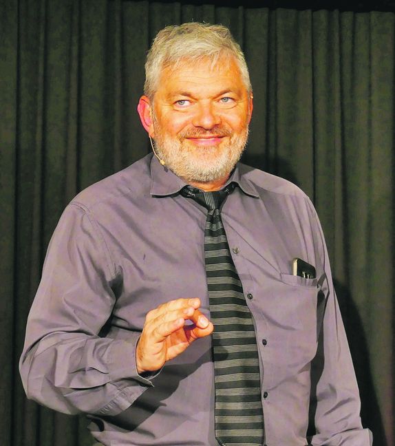 Werner Brix lässt das Smartphone in der Hemdtasche. Bild: Helga Beck/z