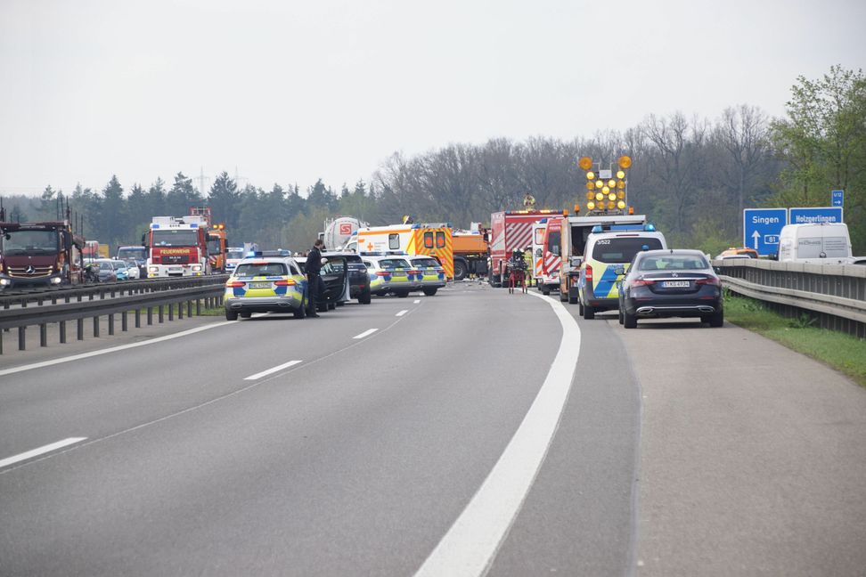 Auf der A81 gab es am Dienstag eine tödlichen Auffahrunfall. Bilder: SDMG/Dettenmeyer