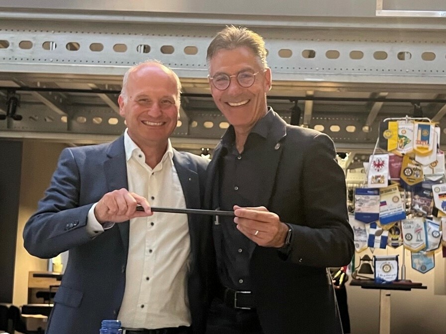 Dirk Deuster (links) gibt den Stab an Marc Kaefer weiter. Bild: z