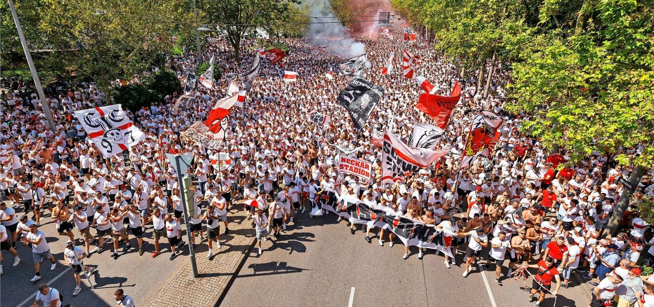 Tausende Fans zogen vor dem Spiel gegen Bochum in der Karawane von Cannstatt zum Stadion.