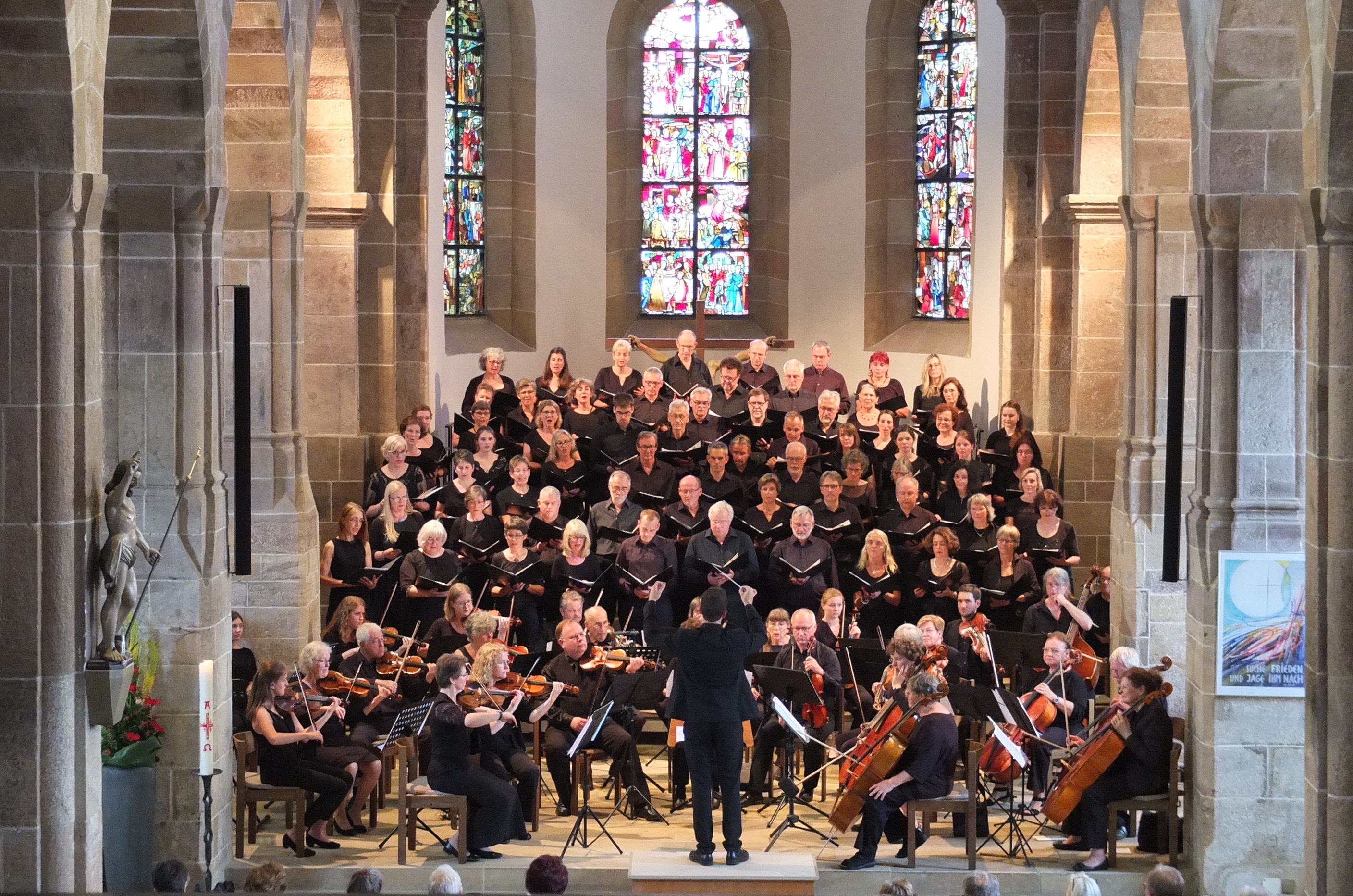 In der Sindelfinger Martinskirche treten die Capella nuova, das Stiftshoforchester und weitere Solisten am Samstag und Sonntag beim Weihnachtsoratorium auf. Dirigent ist Daniel Tepper.    Bild: z
