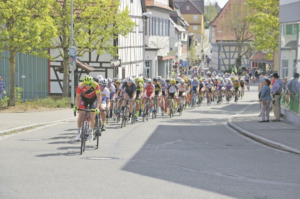 Wie ein Lindwurm schlängelt sich das Fahrerfeld durch Schönaich. Bei der Männer-Elite standen über 200 Fahrer am Start. Bild: Reichert