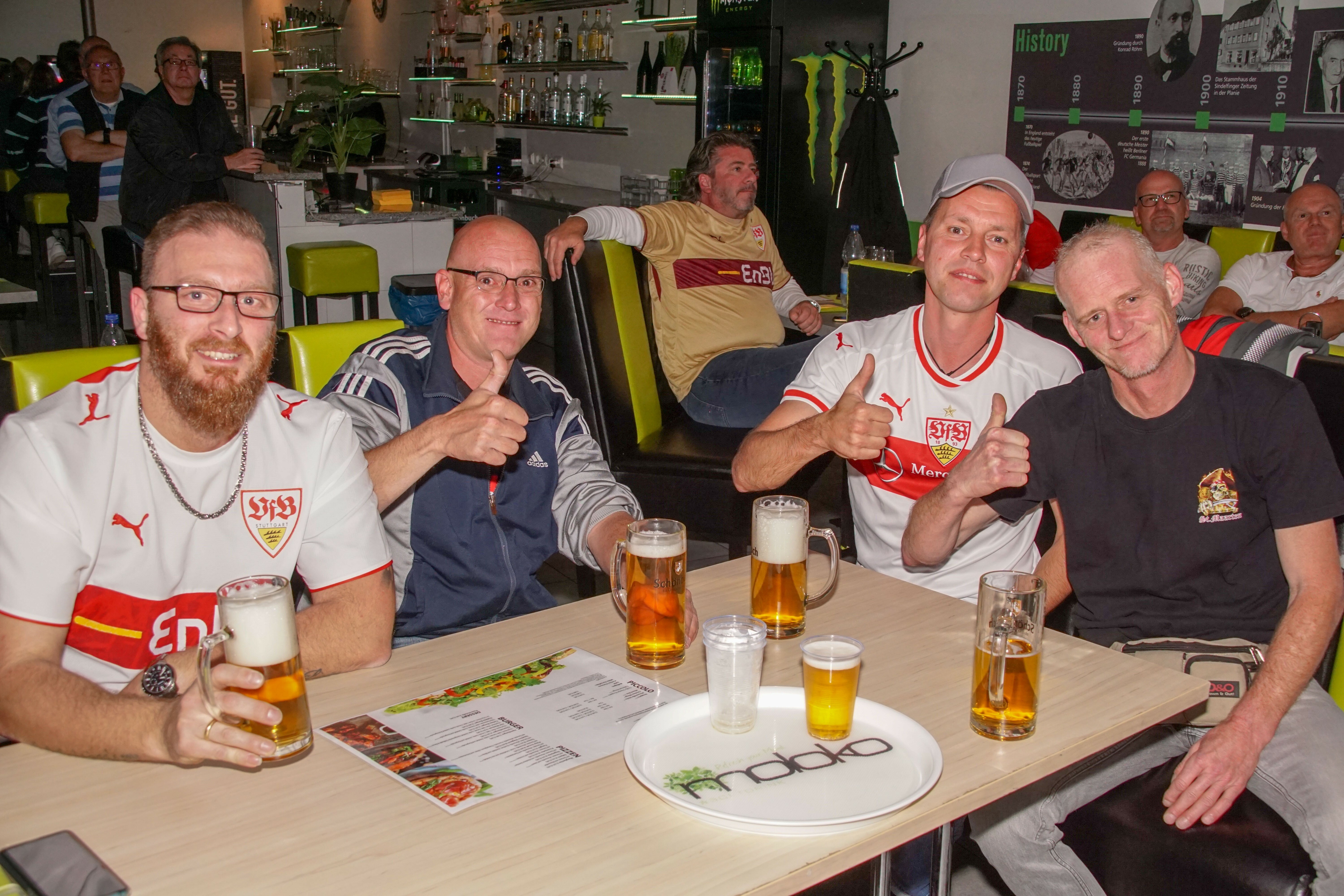 Zum Zweitliga-Auftakt knüpft die SZ/BZ-Soccerarena dort an, wo sie in der Relegation aufgehört hat: Für das Spiel gegen Hannover 96 gibt es in der Schwertstraße ein VfB-Spezial. Das Spiel wird auf eine 6-Quadratmeter-Videowand und auf drei Fernsehern übertragen, 0,5 Liter Bier kosten 2,50 Euro statt 3,50 Euro, außerdem gibt es  italienische Spezialitäten wie Arancini, Calzoni und Pasta ab 2 Euro.Bild: SDMG/Dettenmeyer/A