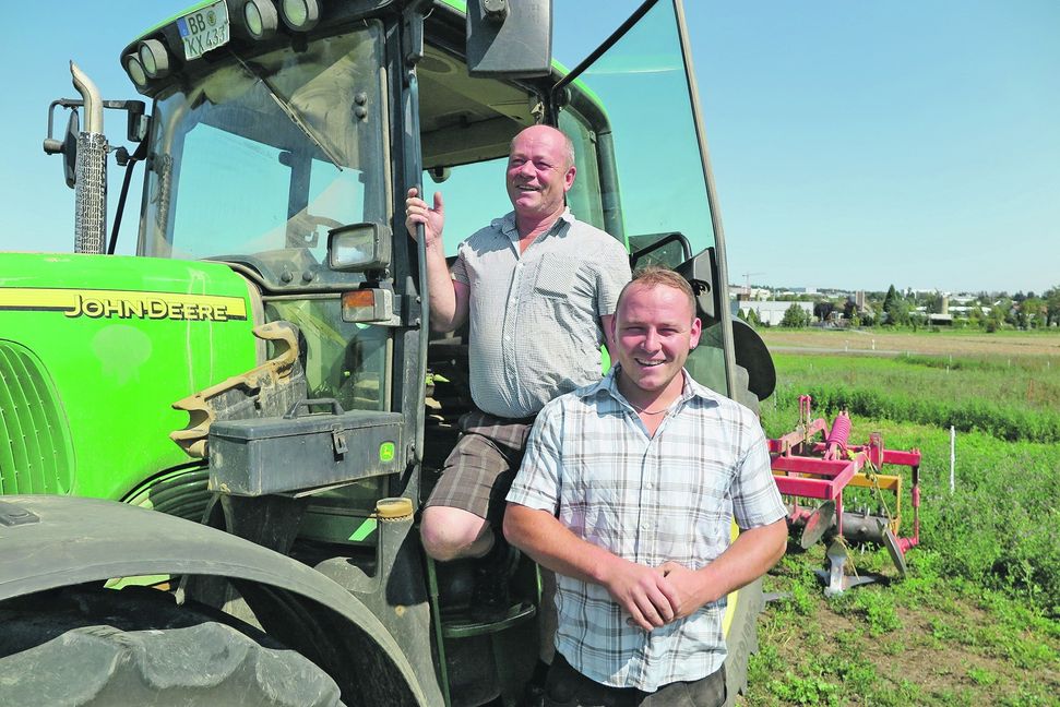 Der Renninger Landwirt Andreas Kindler und sein Sohn Martin. Der Junior ist seit einem Jahr voll in den Betrieb eingestiegen. Bild: Groß