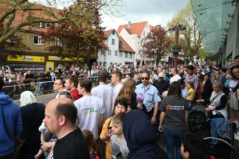 Dicht an dicht stehen die Menschen in der Planie: Werk-Stadt-Lauf und verkaufsoffener Sonntag haben die Massen in die Sindelfinger Innenstadt gelockt.  Bild: Nüßle