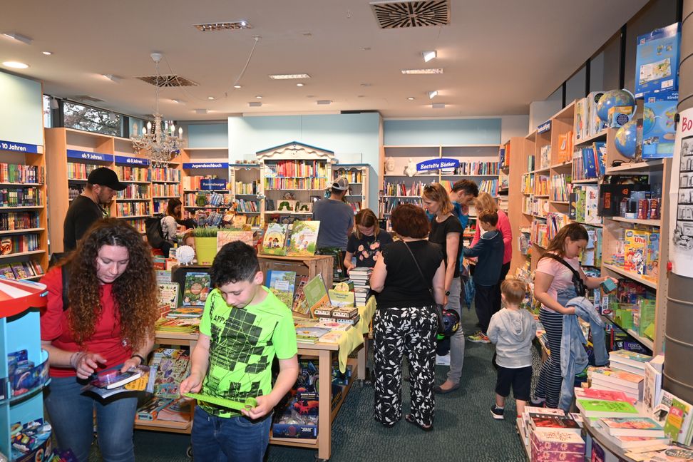 Andrang bei Röhm Buch und Büro. Bild: Nüßle