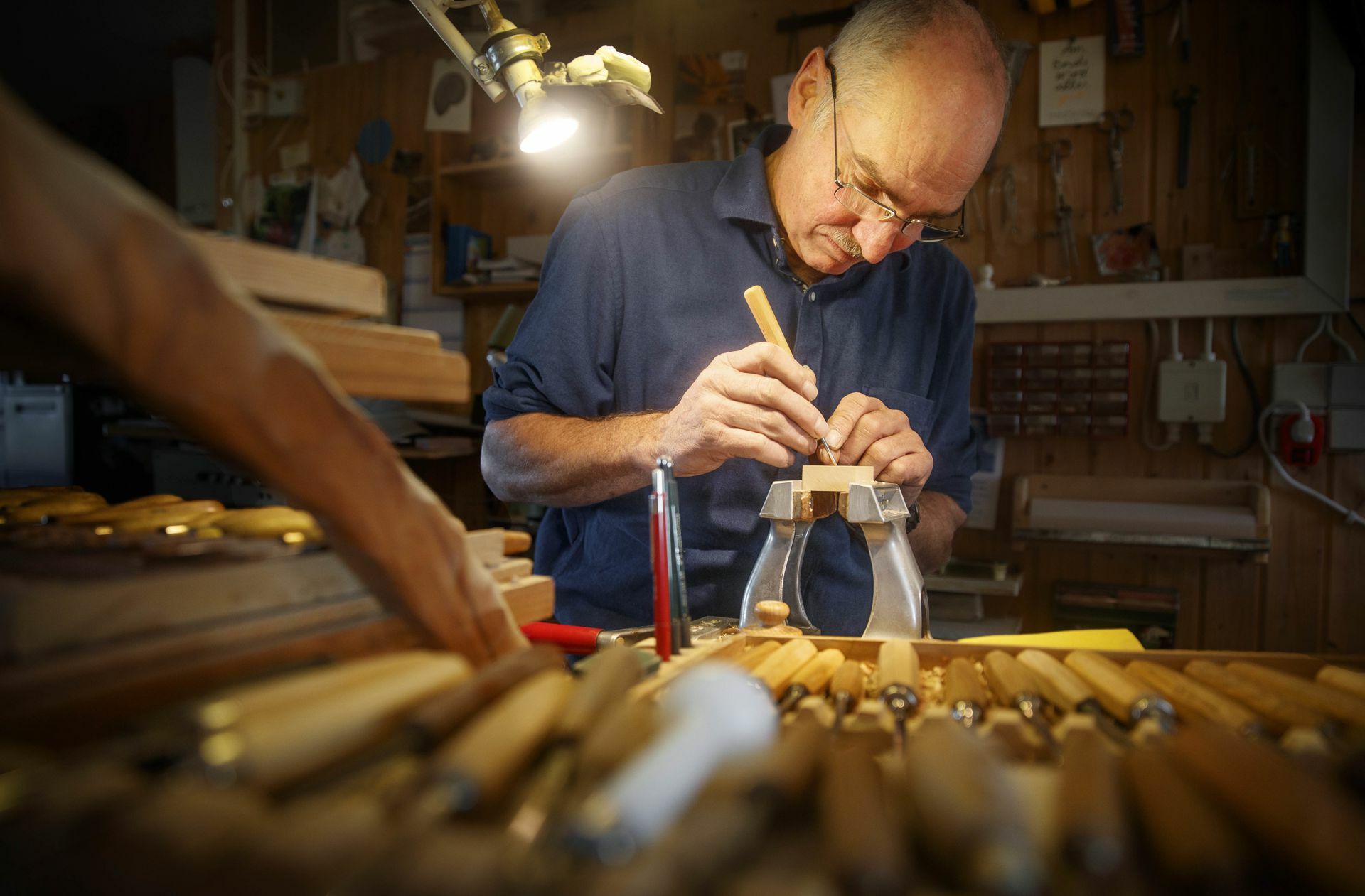 Leonhard Angele in seiner Werkstatt. Bilder: Gottfried Stoppel