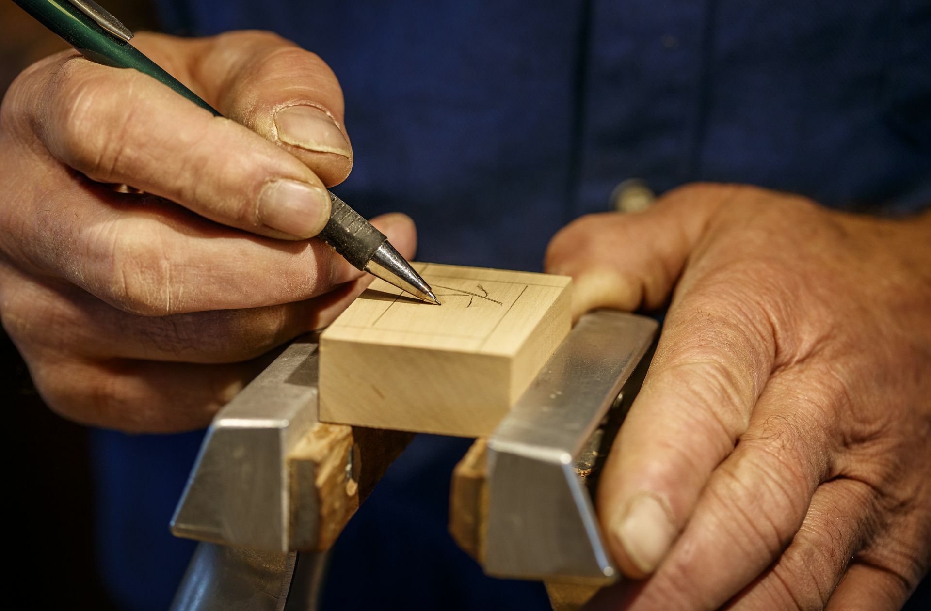 Das Motiv wird auf den Holzklotz übertragen.