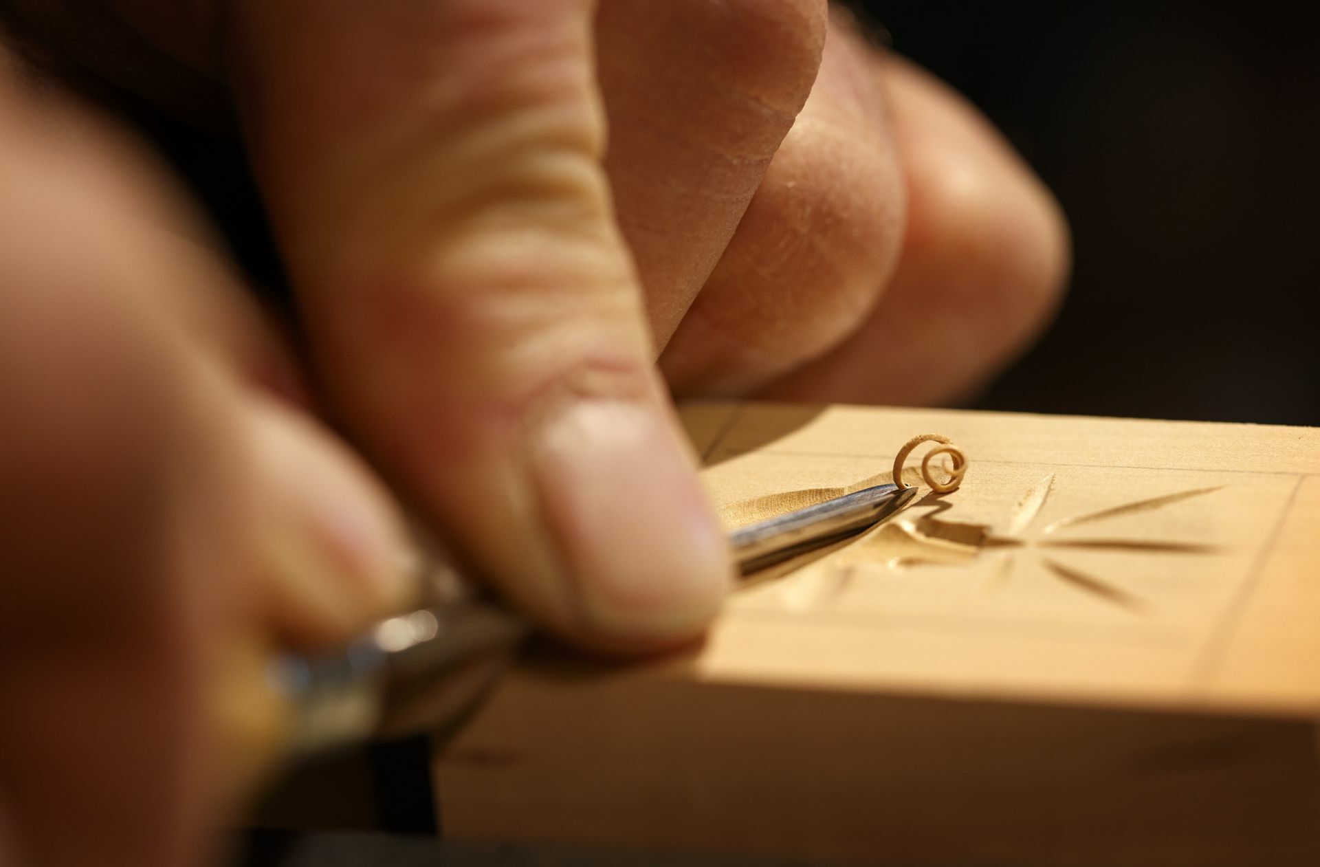 Mit den Beiteln setzt Angele Stich um Stich in den Rohling, Profis sprechen vom Modelstechen statt vom Schnitzen.